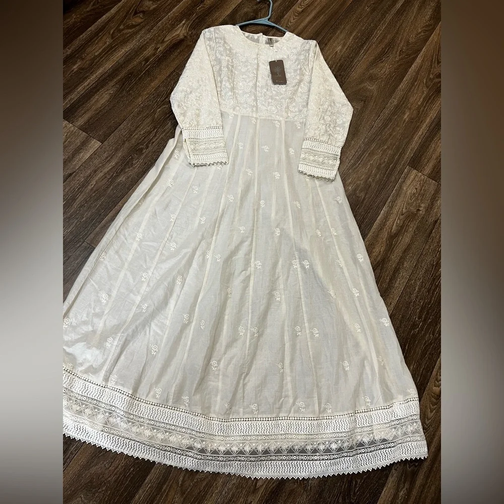Elegant White Ethnc brand Pakistani Indian dress - Picture 1 of 9